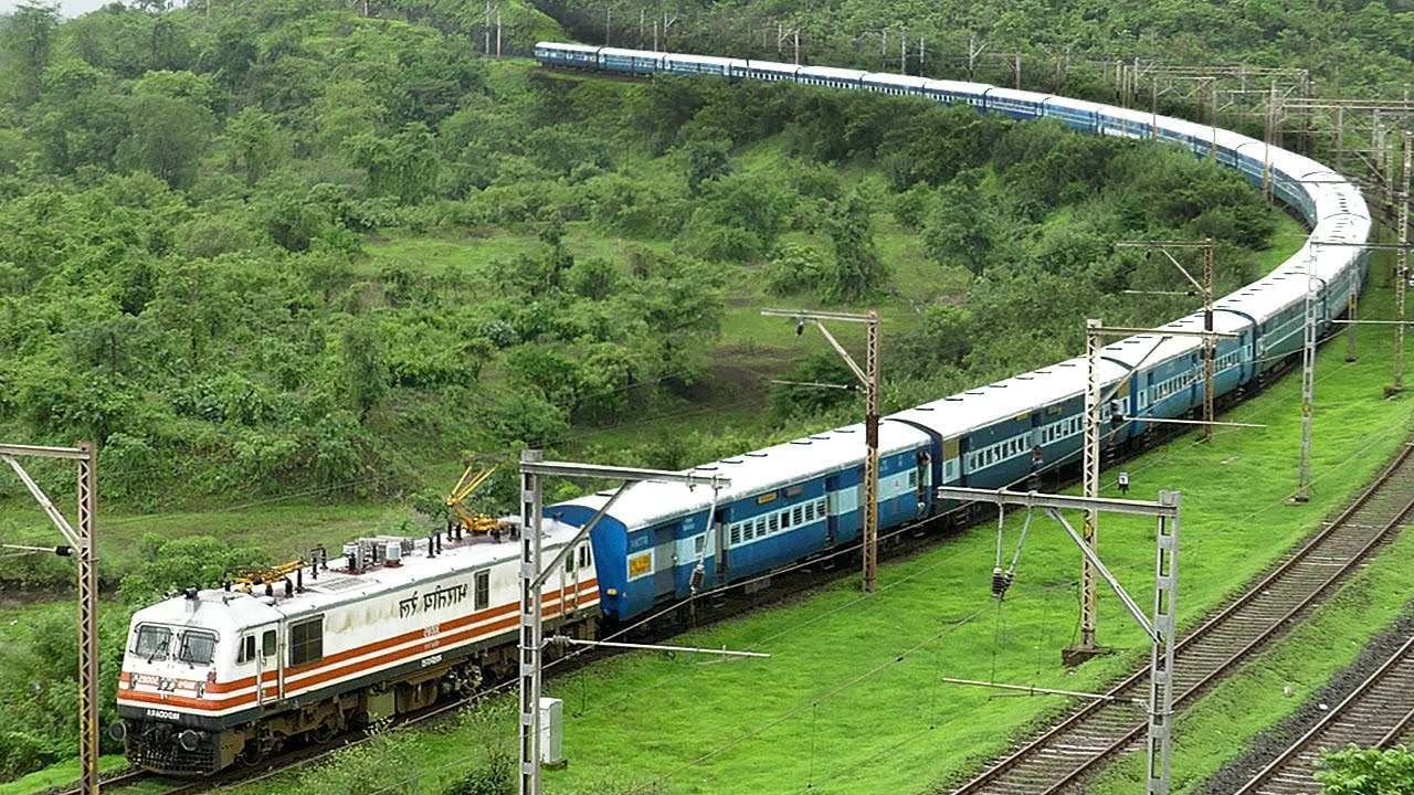 Indian Railway: आज रेल्वेने रद्द केल्या 169 गाड्या, यात तुमच्या गाडीचा समावेश तर नाही ना? Indian Railway: आज रेल्वेने रद्द केल्या 169 गाड्या, यात तुमच्या गाडीचा समावेश तर नाही ना?
