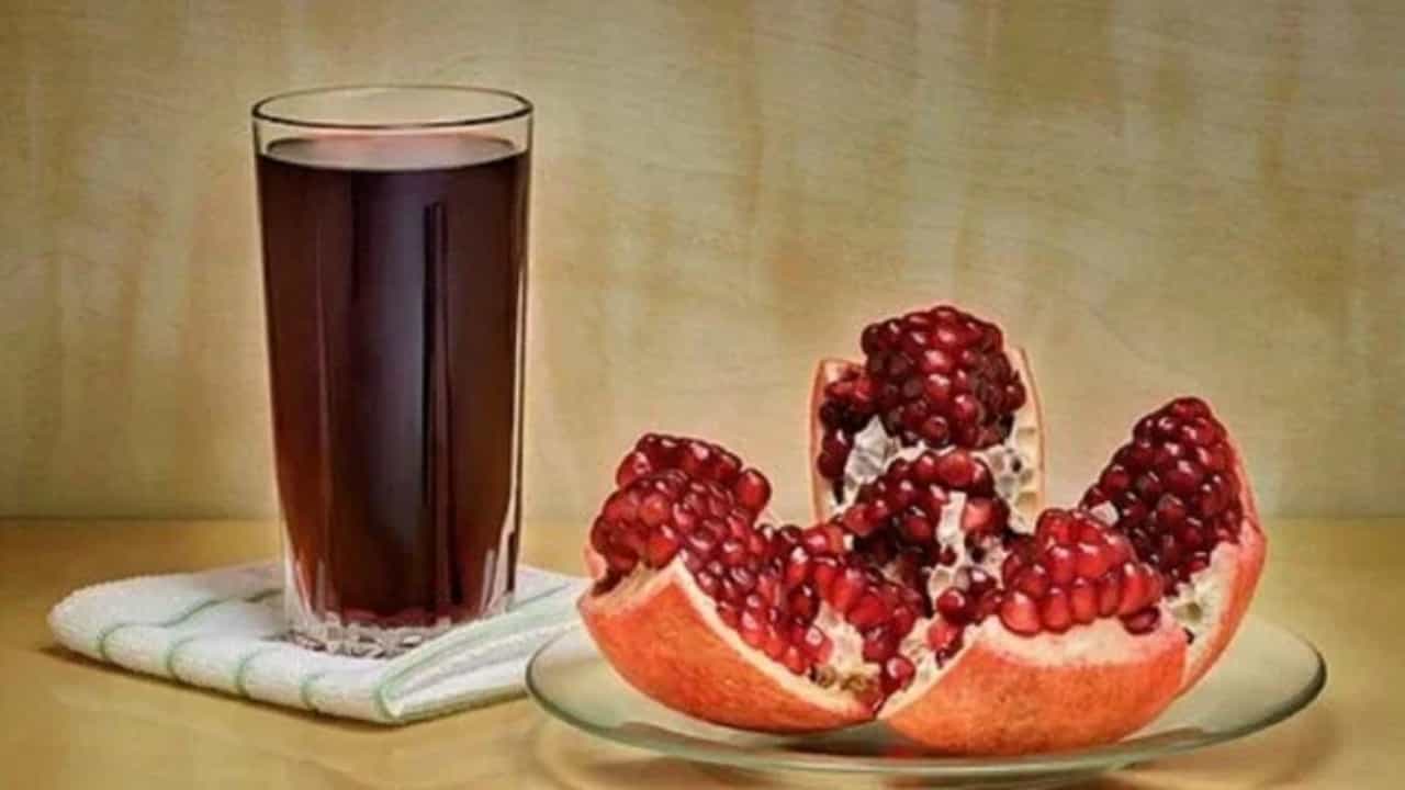 Pomegranate : डाळिंब खाण्याचे फायदे आणि तोटे, जाणून घ्या आरोग्यासाठी किती फायदेशीर आहे हे फळ?
