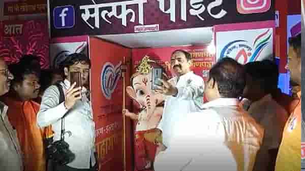 जयंत पाटील गणपतीसोबत सेल्फी काढतात तेव्हा…