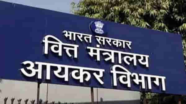 हे पहिल्यांदाच घडतंय?, आता आयकर विभागाची मुंबईतल्या झोपडपट्टीतही धाड