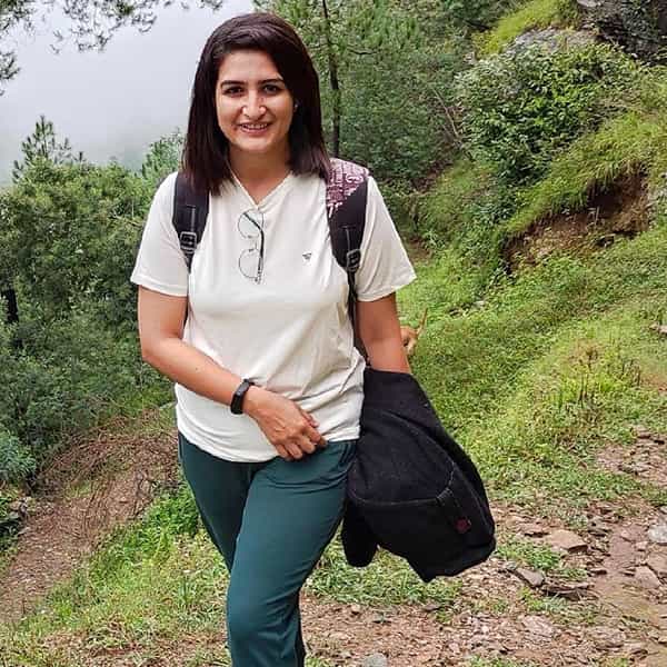 दिल्ली पोलिसात सहाय्यक उपनिरीक्षक आणि हेड कॉन्स्टेबलची 26 वर्षीय मुलगी इशिता राठी हिने नागरी सेवा परीक्षा 2021 मध्ये 7 वा क्रमांक मिळविला होता. ऑनलाइन माध्यमाद्वारे मिळणारे स्टडी मटेरिअल वापरून तिने परीक्षेची तयारी केली असल्याचा तिने म्हटले आहे. इशिताचे कुटुंब दिल्लीतील छतरपूर गावात राहते.