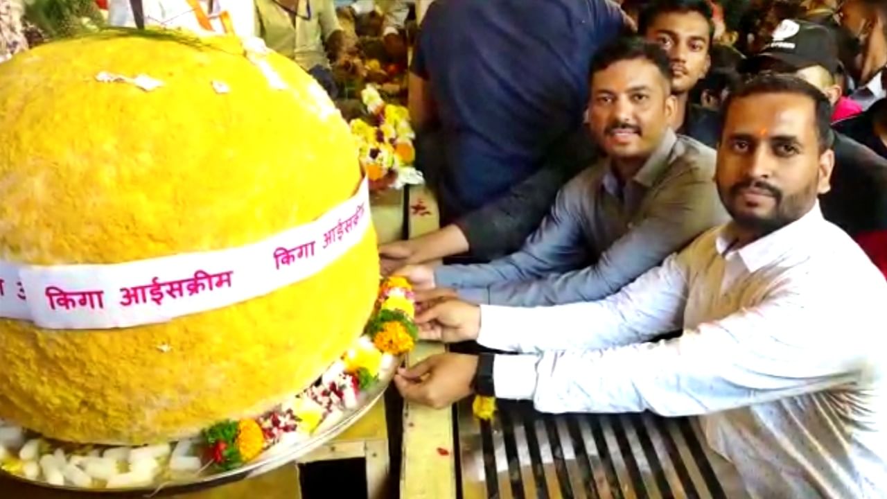 Pune Ganeshotsav : दगडूशेठ गणपती बाप्पाला आईस्क्रीमचा मोतीचूर लाडू! अनोखा प्रसाद घेण्यासाठी गणेशभक्तांची झुंबड