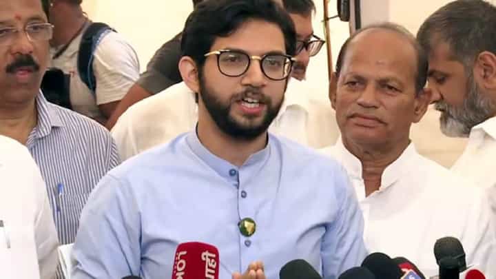 आम्हाला गद्दार म्हणू नका असे निरोप पाठवले जातात; एकनाथ शिंदे पुन्हा आदित्य ठाकरेंच्या निशाण्यावर आम्हाला गद्दार म्हणू नका असे निरोप पाठवले जातात; एकनाथ शिंदे पुन्हा आदित्य ठाकरेंच्या निशाण्यावर