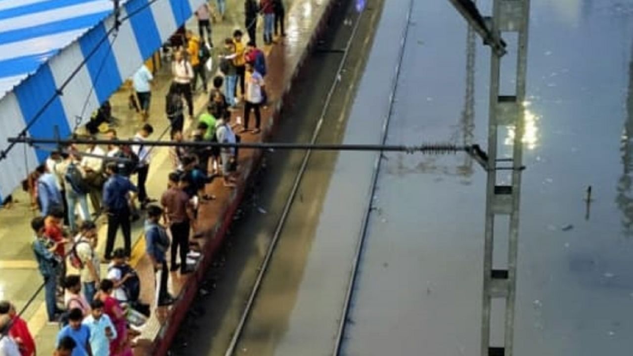 Heavy rain in Mumbai : मुंबईकरांना पावसाचा फटका; मध्य रेल्वेची वाहतूक विस्कळीत Heavy rain in Mumbai : मुंबईकरांना पावसाचा फटका; मध्य रेल्वेची वाहतूक विस्कळीत
