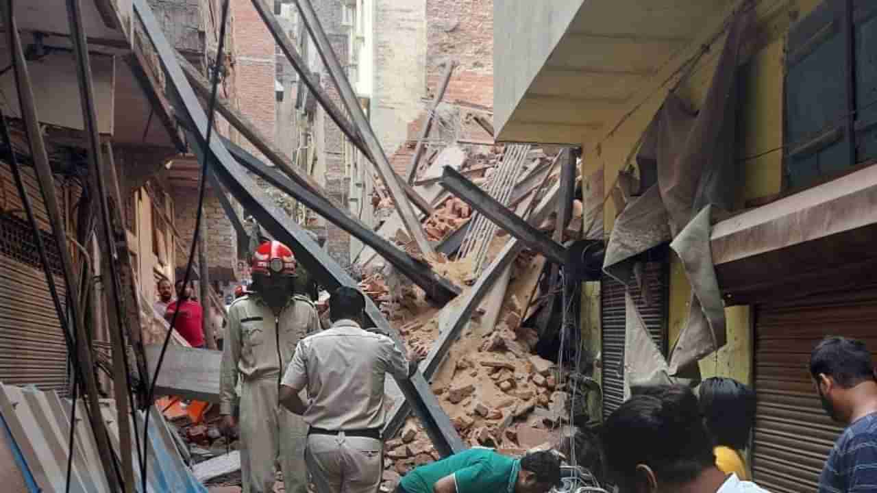 दिल्लीत मोठी इमारत दुर्घटना! निर्माणाधीन इमारत कोसळली, तिघे गाडले गेले, मृतांचा आकडा वाढण्याची भीती