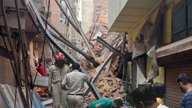 दिल्लीत मोठी इमारत दुर्घटना! निर्माणाधीन इमारत कोसळली, तिघे गाडले गेले, मृतांचा आकडा वाढण्याची भीती दिल्लीत मोठी इमारत दुर्घटना! निर्माणाधीन इमारत कोसळली, तिघे गाडले गेले, मृतांचा आकडा वाढण्याची भीती