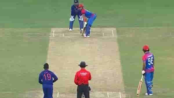 Dinesh Karthik : 18 वर्षांच्या कारकिर्दीत दिनेश कार्तिकची पहिल्यांदा गोलंदाजी, व्हिडिओ झाला व्हायरल