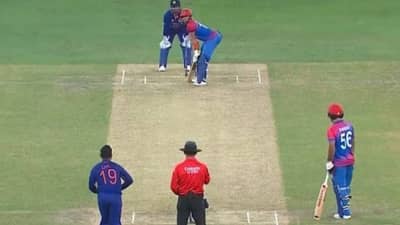 Dinesh Karthik : 18 वर्षांच्या कारकिर्दीत दिनेश कार्तिकची पहिल्यांदा गोलंदाजी, व्हिडिओ झाला व्हायरल