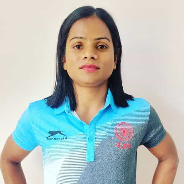 धावपटू दुती चंदचे नाव क्रीडाविश्वात अपरिचित नाही. ट्रॅकवर धावून तिने भारताला अभिमान वाटावा अशा अनेक उत्कृष्ट कामगिऱ्या केल्या आहेत. मात्र दुती रनिंगच्या मैदानावरून आता थेट डान्सच्या स्टेजवर दिसून येणार आहे. तिचे नृत्य कौशल्य लवकरच चाहत्यांच्या भेटीला येणार आहे.