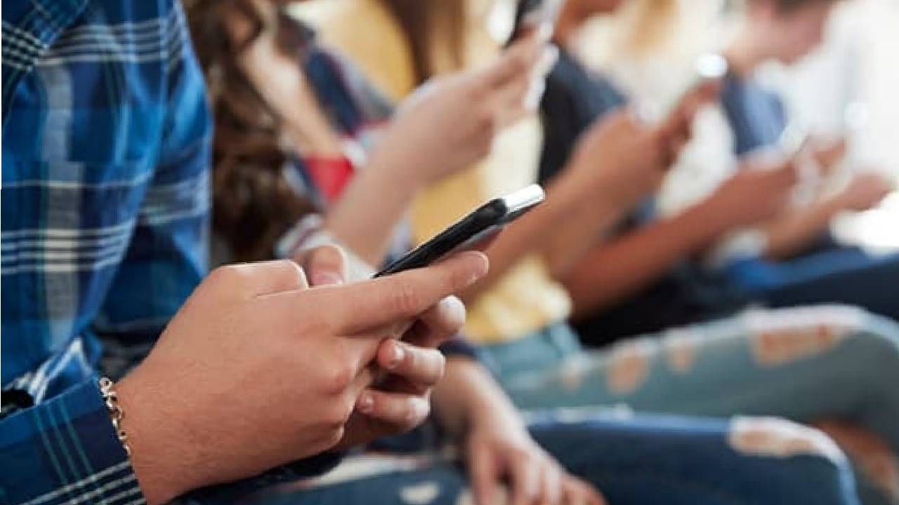 Social media: धक्कादायक, भारतात 73 टक्के मुलांकडून मोबाईलचा वापर, त्यातील इतके टक्के मानसिक आजाराने त्रस्त