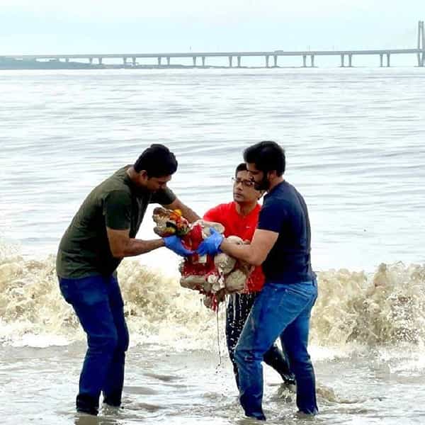 10 दिवस बाप्पाची सेवा केल्यानंतर भरल्या डोळ्यांनी बाप्पाला निरोप देण्यात येत आहे. कालपासून सुरु झालेल्या मिरवणुका आजही सुरुच आहेत.