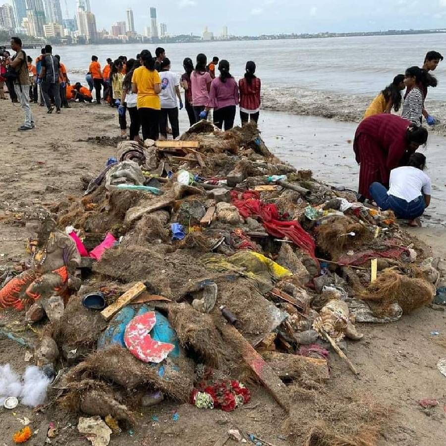 अश्यात मुंबईतील समुद्र किनाऱ्यांवर कचरा साचल्याचं पाहायला मिळतंय. सगळीकडे अस्वच्छता पाहायला मिळतेय. 