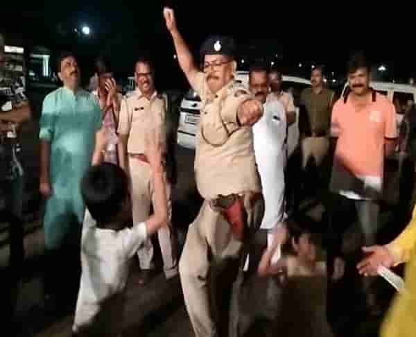 चिमुरडीचा आणि पोलीस अधिकाऱ्याचा डान्स झाला तुफान व्हायरल...झिंगाट तर कधी दरिया किनारी...