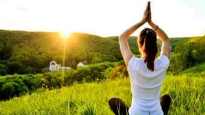 या आसनामुळे असंतुलित हार्मोन्सची समस्या होते दूर, अन्य योगासनंही आहेत फायदेशीर