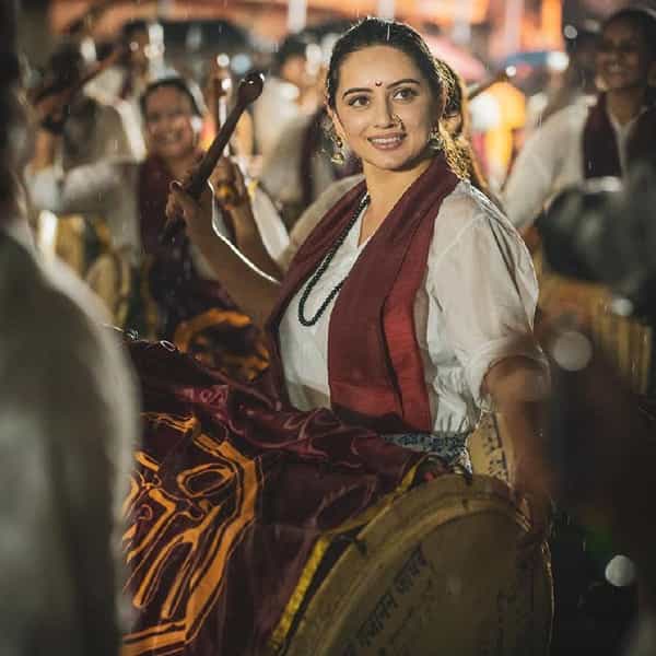 अभिनेत्री श्रृती मराठे दरवर्षी मिरवणुकीत ढोल वाजवताना दिसते. यंदाही ती मिरवणुकीत ढोल वाजवताना दिसली. नथ,चंद्रकोरीच्या आकाराची टिकली, अन् ढोल अश्या तिच्या पेहरावाने अनेकांचं लक्ष वेधून घेतलं.