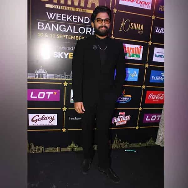 SIIMA अवार्ड्सला बाॅलिवूडसह साऊथच्या कलाकारांनी हजेरी लावलीयं. SIIMA अवार्ड्स बंगळुरू येथे आयोजित करण्यात आला होता. यावेळी अभिनेता अल्लू अर्जुन स्टायलिश लूकमध्ये दिसून आला.
