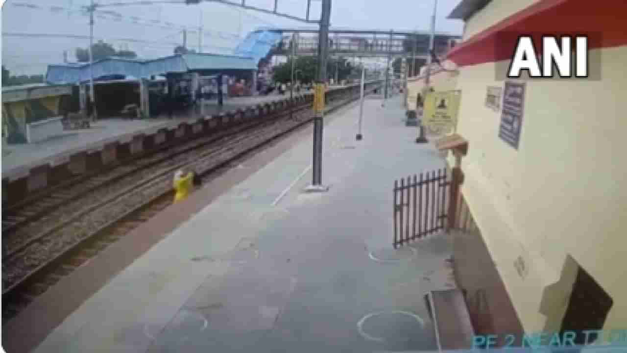 Railway Viral Video: ...म्हणून नियम पाळावेत! रेल्वे रुळावर महिलेचा स्टंट