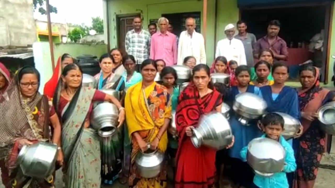 Buldana Water : बुलडाणा जिल्ह्यातलं असंही एक गाव, 17 दिवसांपासून गावात नळाला पाणीच नाही