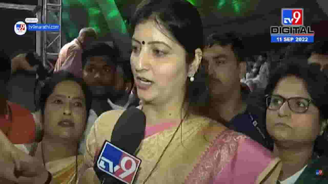 Rupali Chakankar : काही व्यक्तींना कॅमेऱ्यासमोर राहण्याची सवय लागलीय, रुपाली चाकणकरांचा नवनीत राणांना टोला Rupali Chakankar : काही व्यक्तींना कॅमेऱ्यासमोर राहण्याची सवय लागलीय, रुपाली चाकणकरांचा नवनीत राणांना टोला