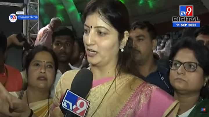 Rupali Chakankar : काही व्यक्तींना कॅमेऱ्यासमोर राहण्याची सवय लागलीय, रुपाली चाकणकरांचा नवनीत राणांना टोला Rupali Chakankar : काही व्यक्तींना कॅमेऱ्यासमोर राहण्याची सवय लागलीय, रुपाली चाकणकरांचा नवनीत राणांना टोला
