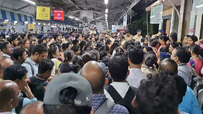 एसी लोकलवरुन पुन्हा संघर्ष होणार? बदलापुरातून एसी लोकल पुन्हा सुरू करण्याची रेल्वेची तयारी सुरु, प्रवासी मात्र ठाम