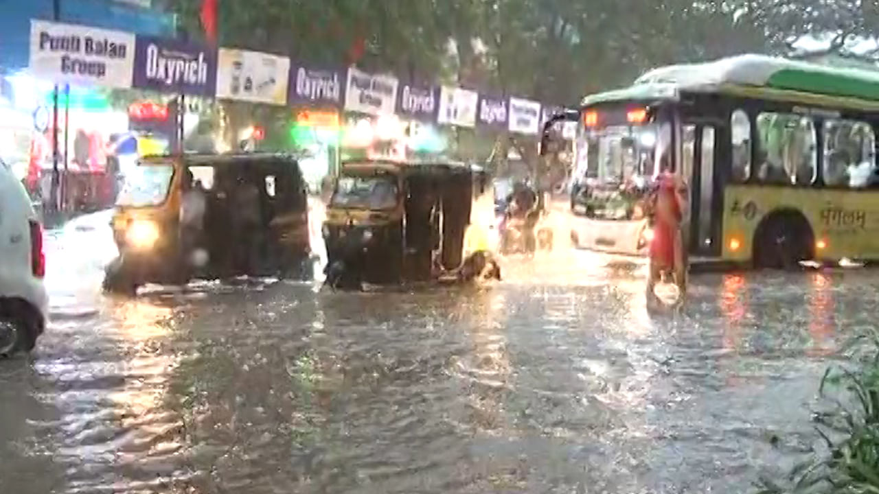 Pune Rain: पुण्याला मुसळधार पावसानं झोडपलं, प्रचंड वाहतूक कोंडी, मोठा पूर, घरांत पाणी, वाहने गेली वाहून