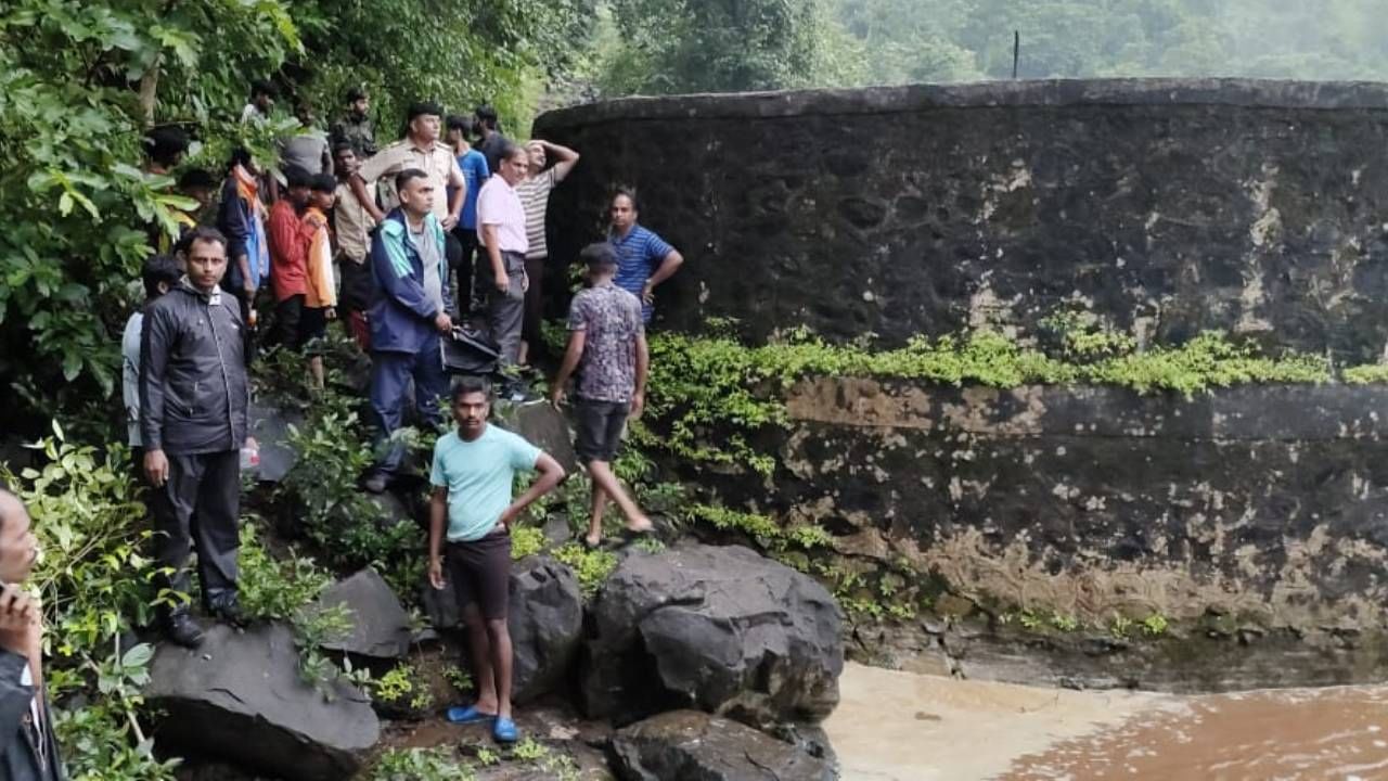 Nashik drowned : शुभम मित्रांसोबत धबधब्यावर गेला, पण पाण्याच्या प्रचंड प्रवाहाने त्याला खेचून नेलं! शुभम वाहून गेल्यानं मित्रांसोबतच कुटुंबीयही कासावीस