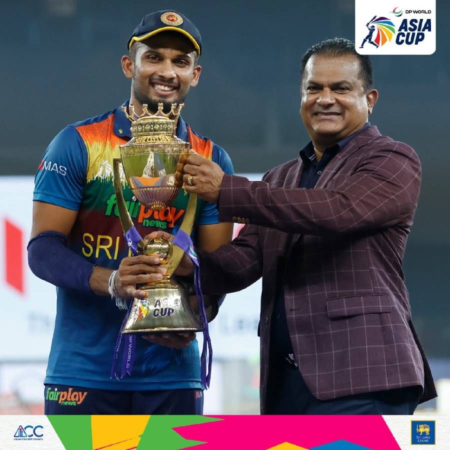 श्रीलंकेचा कर्णधार दासुन शनाका आशिया चषकाची ट्रॉफी घेतल्यानंतर...