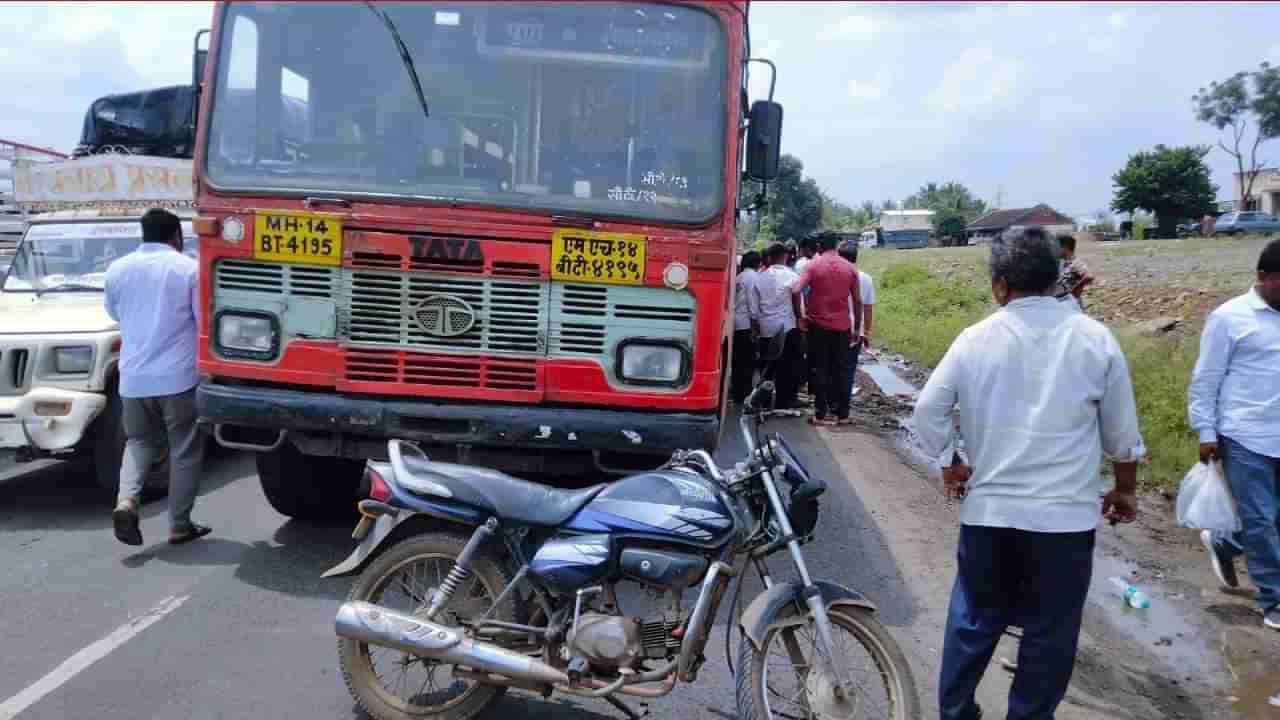 एसटीची धडक बसली, दुचाकीचा बॅलन्स गेला! मागे बसलेली आई एसटीच्या चाकाखाली आली आणि जागीच....