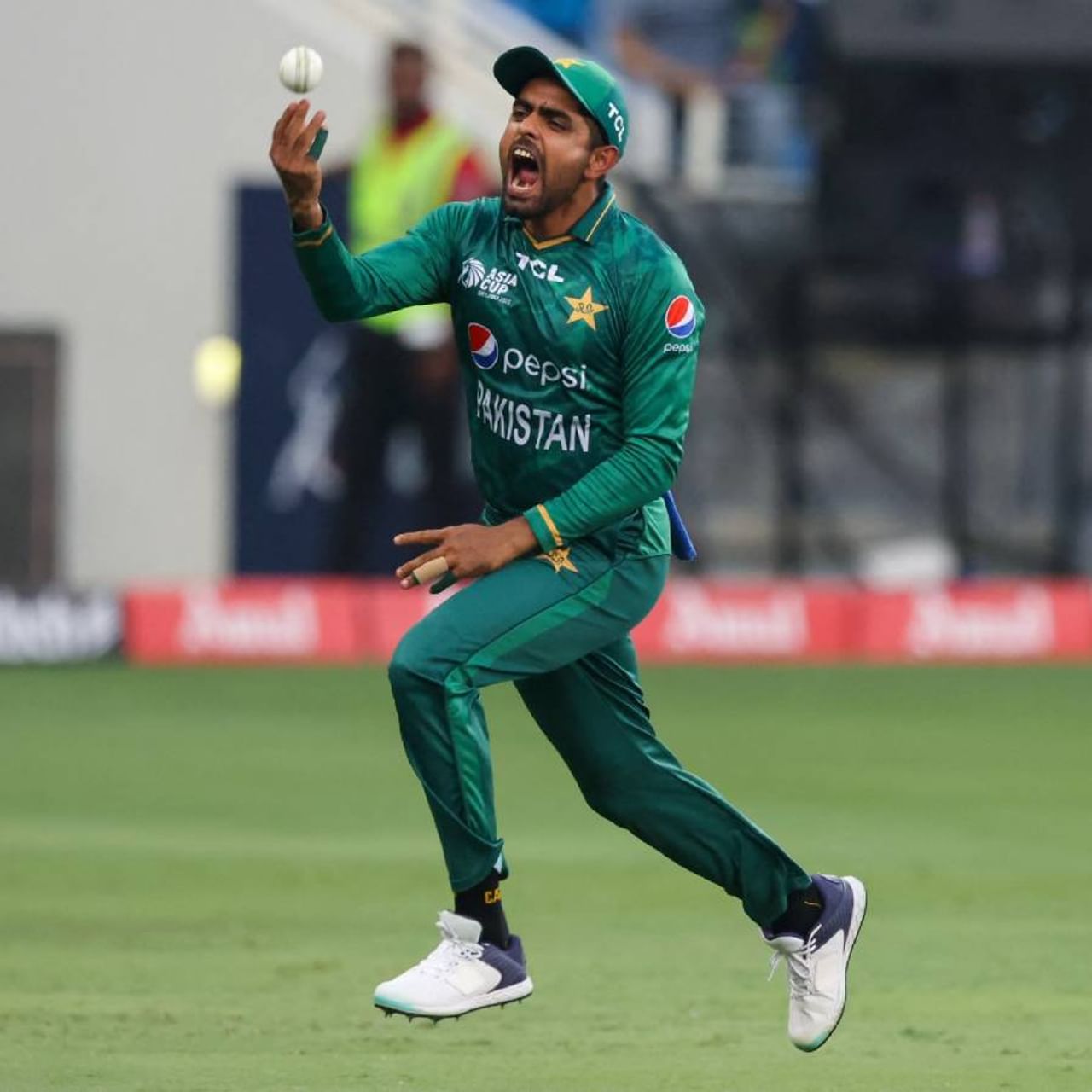 पाकिस्तान आणि श्रीलंकेची मॅच सुरु झाल्यापासून बाबर आझमची चर्चा होती. सुरुवातीला पाकिस्तानच्या गोलंदाजांनी अतिशय उत्तम गोलंदाजी केल्यामुळे श्रीलंकेचा संघ पुढे जाणार नाही असं वाटतं होतं.