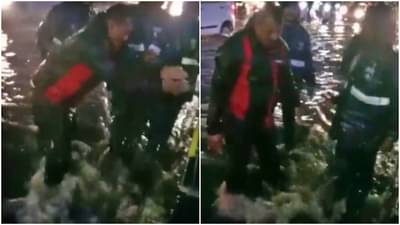 Pune rain : चेंबरमधला कचरा काढत पावसाच्या पाण्याला करून दिली वाट, वाहतूक पोलिसाचा व्हिडिओ व्हायरल