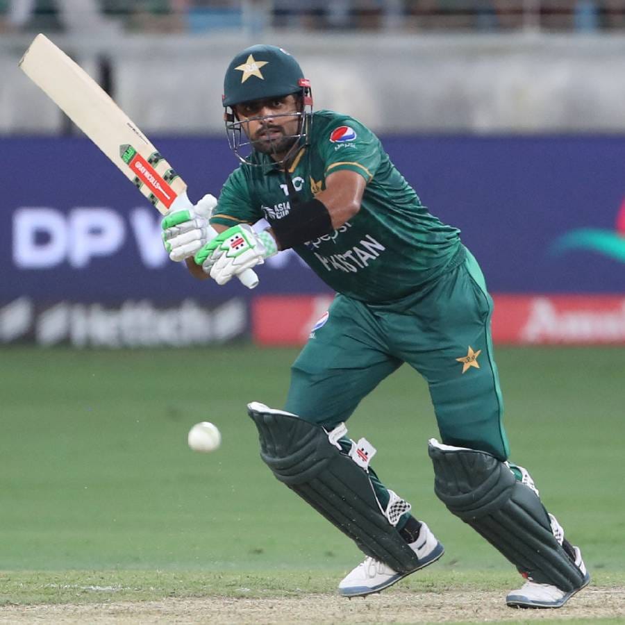 सोशल मीडियावर पाकिस्तानचा कर्णधार बाबर आझम याचे अनेक फोटो व्हायरल झाले आहेत. इतर देशातील चाहत्यांनी त्याची चांगलीचं टिंगल उडवली आहे, त्यामुळे तो पुन्हा चर्चेत आला आहे. 