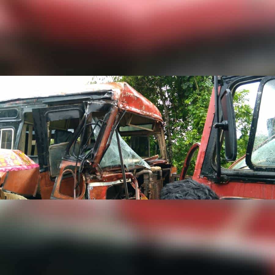 राज्यातील अपघाताचं सत्र काही केल्या थांबायचं नाव घेत नाहीये. रत्नागिरी जिल्ह्यातील गुहागर तालुक्यात एसटी बसचा भीषण अपघात झाला. या अपघातामध्ये दोन्ही एसटी बसच्या दर्शनी भागाचं जबरदस्त नुकसान झालं आहे. समोरासमोर झालेली धडक किती जबर होती, याचा अंदाज अपघाताच्या समोर आलेल्या फोटोवरुन करता येऊ शकेल.