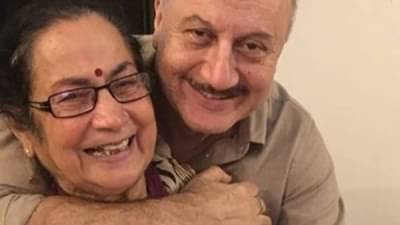 Anupan Kher :अभिनेता अनुपम खेरने आईला काय पितेय विचारताच आईने उत्तर दिलेले शराब शराब.... ;video viral