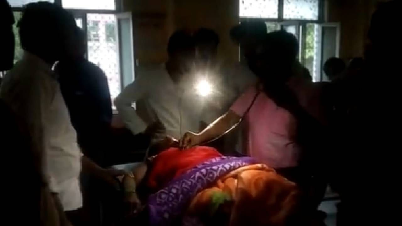 Hospital Viral Video: रुग्णालयात वीजपुरवठा खंडित, मोबाईल टॉर्च सुरु करून रुग्णावर उपचार! Hospital Viral Video: रुग्णालयात वीजपुरवठा खंडित, मोबाईल टॉर्च सुरु करून रुग्णावर उपचार!