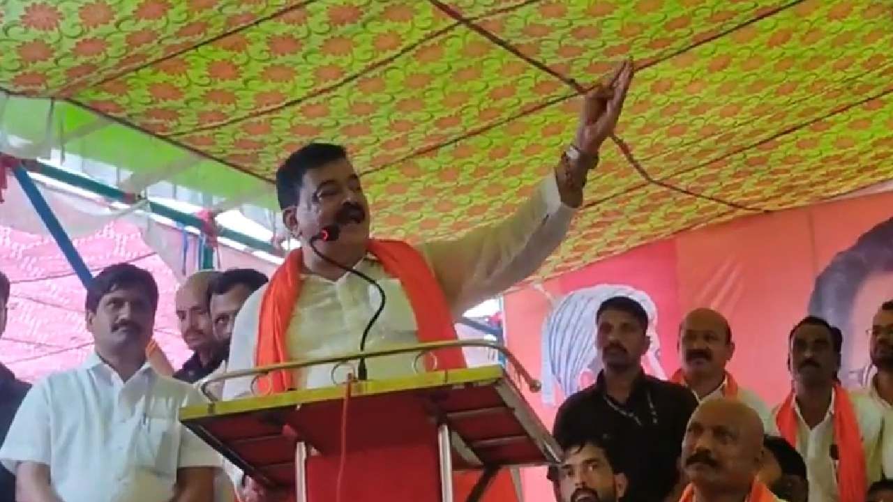 दम असेल तर पाटीवरचं बापाचं नाव काढा, बाळासाहेबांचं नाव लावा, मराठवाड्यातून शिंदेसेनेला कुणाचं आव्हान? दम असेल तर पाटीवरचं बापाचं नाव काढा, बाळासाहेबांचं नाव लावा, मराठवाड्यातून शिंदेसेनेला कुणाचं आव्हान?