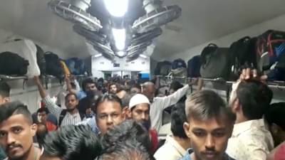 Pune : ढकलाढकली, चेंगराचेंगरी वाढली! डेक्कन क्वीन अन् सिंहगड एक्स्प्रेसचे कमी केलेले जनरल डबे पुन्हा वाढवण्याची मागणी