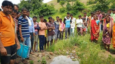 42 दिवस.. तिचं शव मीठात! पोर गेली, बाप झगडतोय, गावकरी एकवटले