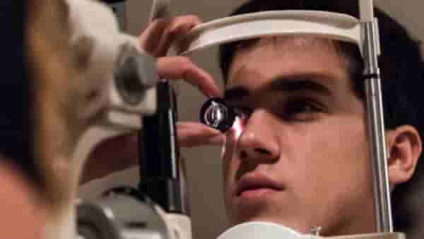 Poor Eyesight : अंधूक दिसतंय? मग शरीरात आहे या व्हिटॅमिन्सची कमतरता, कसा असावा आहार? वाचा टीप्स...