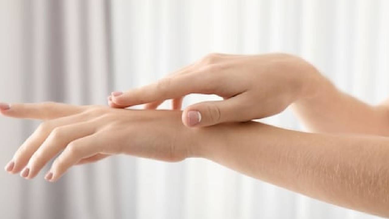 कपडे धुतल्याने तुमचे हात कोरडे होतात का ? या उपायांनी हात बनवा कोमल