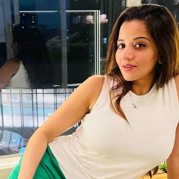प्रसिद्ध अभिनेत्री मोनालिसा सोशल मीडियावर प्रचंड सक्रिय असते. मोनालिसा आपल्या चाहत्यांसाठी विविध व्हिडीओ आणि फोटो कायमच शेअर करते.