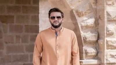 फॅनने टी-शर्ट काढल्यानंतर शाहीद आफ्रिदीने पोटावर दिली ऑटोग्राफ