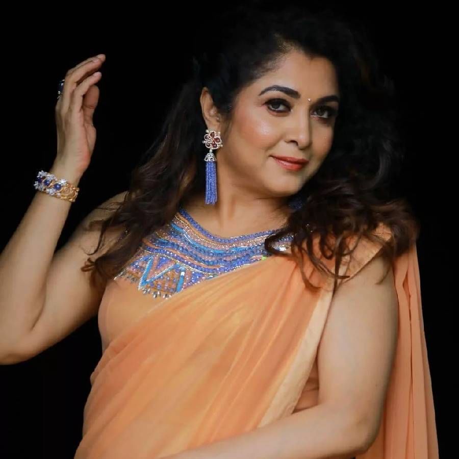 राम्या कृष्णनचा 'दयावान' हा हिंदी डेब्यू चित्रपट होता, ज्यामध्ये ती विनोद खन्नासोबत दिसली होती. त्याने 'बाहुबली'मध्ये शिवगामीचे पात्र पडद्यावर जिवंत केले. त्यांची ही व्यक्तिरेखा आजही लोकांना आठवते. यासोबतच तिने अलीकडेच विजय देवरकोंडा यांच्या 'लिगर' चित्रपटात त्याच्या आईची भूमिका साकारली होती.