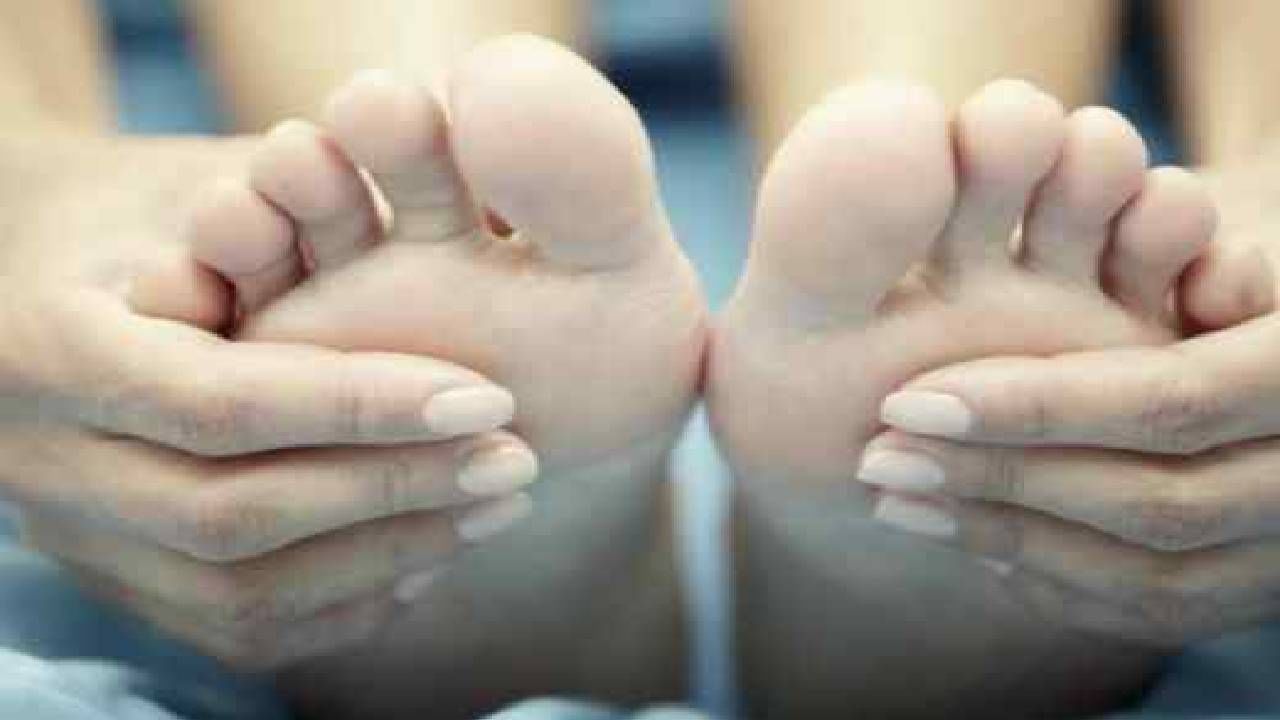 रात्री पाय सुन्न होण्याचे काय असते कारण? वारंवार होत असेल हा त्रास, तर लगेच सावधान! रात्री पाय सुन्न होण्याचे काय असते कारण? वारंवार होत असेल हा त्रास, तर लगेच सावधान!