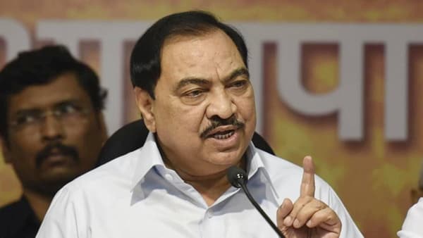 Breaking : पतिव्रताच नसेल तर दागिने घालून काय फायदा?; नाथाभाऊंचा शिंदे गटावर हल्लाबोल