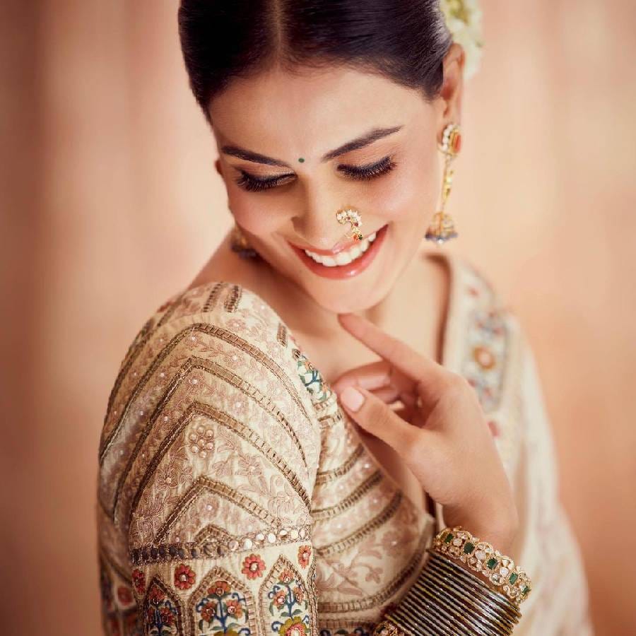 जेनेलियाने तिच्या साडी लूक हा नाकात नथ घालत पूर्ण केला. तिने फिकट गुलाबी रंगाची लिपस्टिक लावली.  तिचे फोटोतील हास्य लोकांची मने जिंकत आहे. त्याच्या पोस्टला साडेसहा लाखांहून अधिक लाईक्स मिळाले असून, लोकतिचे कौतुक करताना दिसत आहेत .