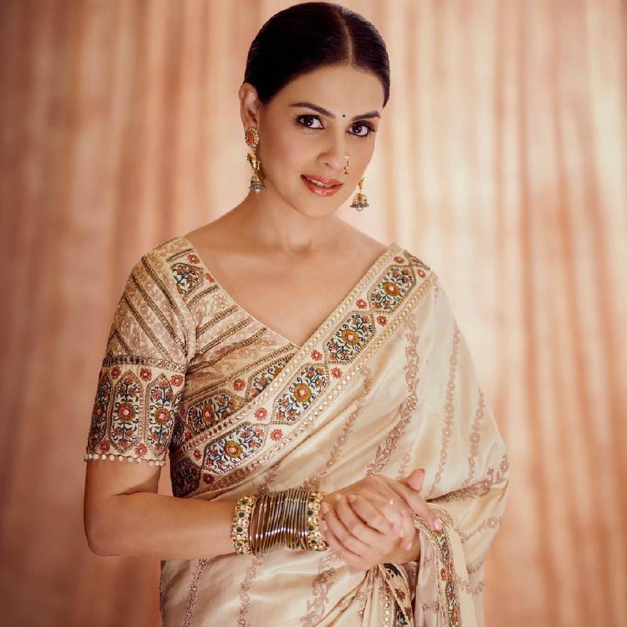 रितेश देशमुखची पत्नीअसलेल्या  जेनेलियाने फोटो  शेअर करताना A woman’s best jewellery is her shyness or her nose-ring अशी कॅप्शन दिली आहे.  सोशल मीडिया यूजर्स त्याच्या फोटोंवर जोरदार कमेंट करत आहेत. कोणी तिला गोल्डन गर्ल म्हणत आहेत तर कोणी म्हणत आहेत की तुझ्या हसण्यामुळे आमच्या चेहऱ्यावर हसू येते.