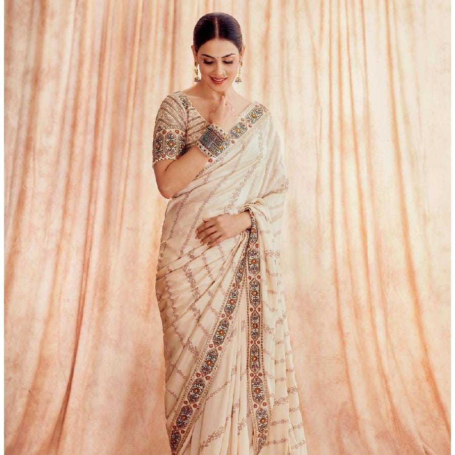 अभिनेत्री जेनेलिया डिसूझाने सोशल मीडियावर सक्रिय असलेली दिसून येते. अनेकदा ती मुलांच्या सोबत, पती रितेशसोबतचे फोटो व्हिडिओ सोशल मीडियावर शेअर करत असते. तिच्या अनेक फोटोमध्ये ती साडीतील लूकमध्ये दिसून येते. तिने नुकतेच तिचे साडीतील फोटो सोशल मीडियावर पोस्ट केले आहेत, ज्यामध्ये ती साडीमध्ये खूपच सुंदर दिसत असल्याचे पाहायला मिळत आहे.