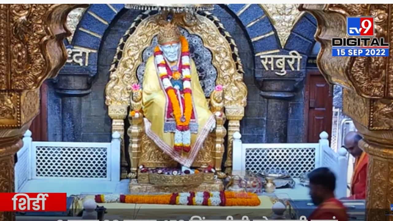 हैद्राबादच्या भक्ताकडून साईबाबांना 9 लाखांची सोन्याची फुलं अर्पण