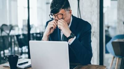 Depression: ऑफीसमध्ये जास्त वेळ काम केल्याने येऊ शकते नैराश्य; असा करा ताण दूर!